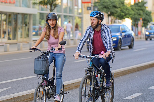 Couple à vélo sur une piste cyclable